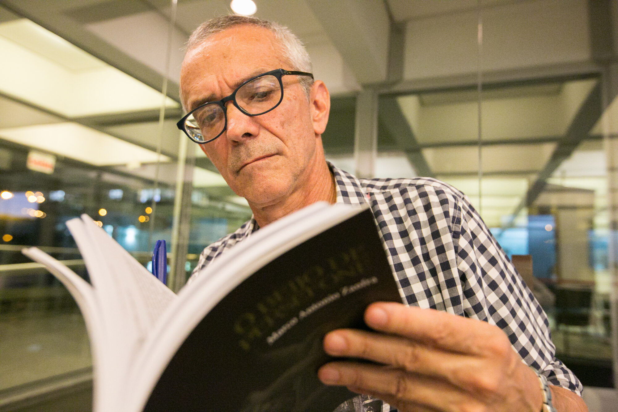 Livro de romance policial O Beijo de Perséfone é lançado na Alesc