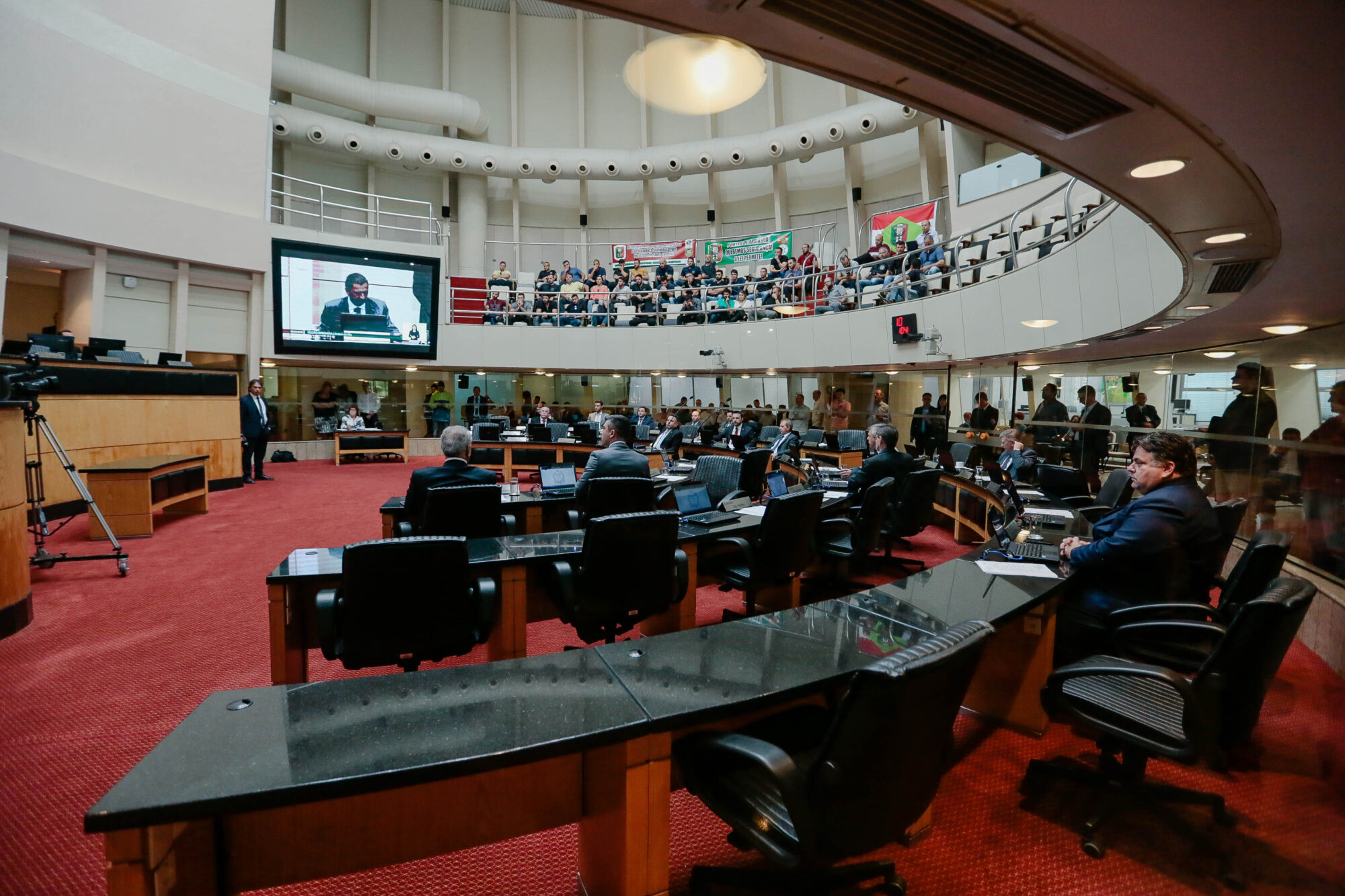 Falta de quórum adia votação do PLC sobre porte de arma para agente