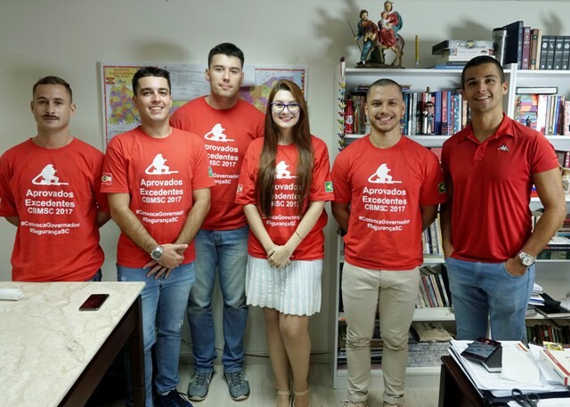 Deputada Ana Campagnolo recebe aprovados excedentes do Corpo de Bombeiros. Foto: Divulgação parlamentar.