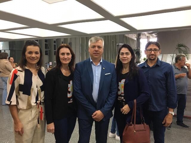 Fabiano da Luz recebe representantes da Apae de Pinhalzinho. Foto: divulgação parlamentar.