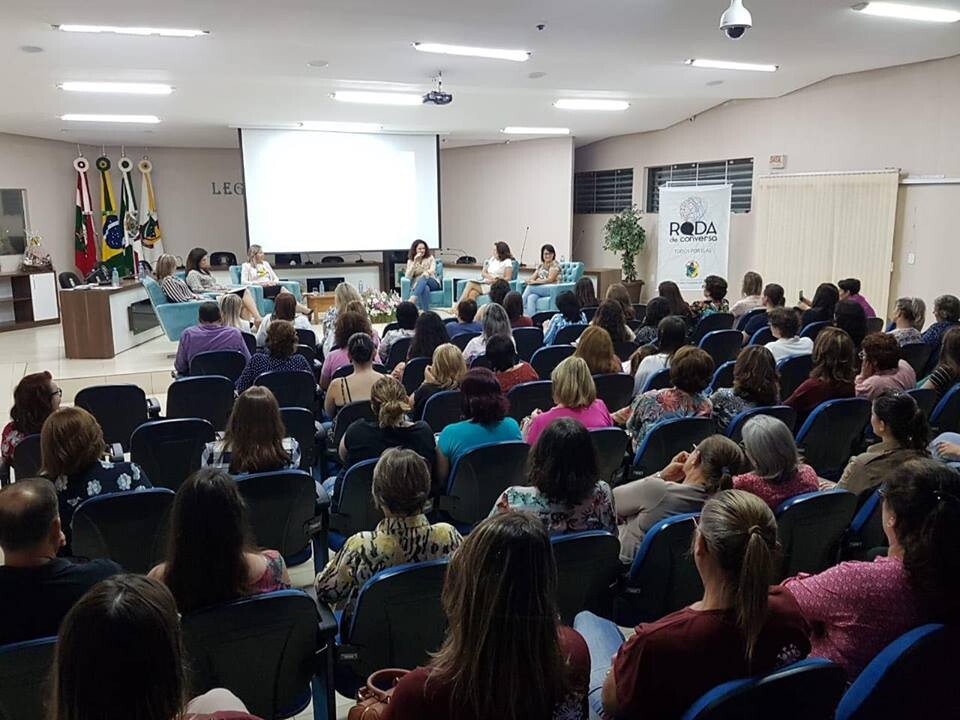 Marlene participa de debate sobre mulheres na política, em Pinhalzinho. FOTO: Divulgação