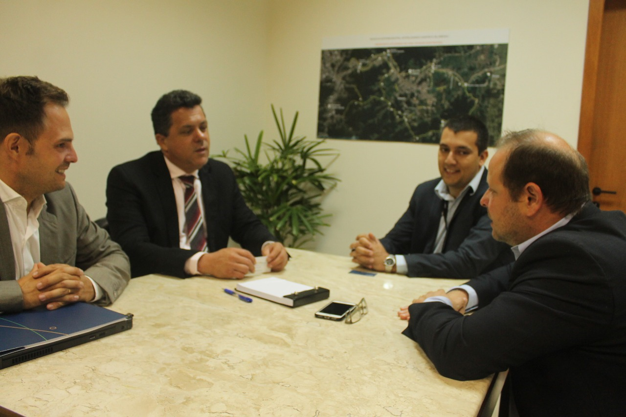 Deputado Ivan Naatz reunido com representantes do trade turístico e direção do Floripa Airport FOTO: Rafael Prado/Divulgação
