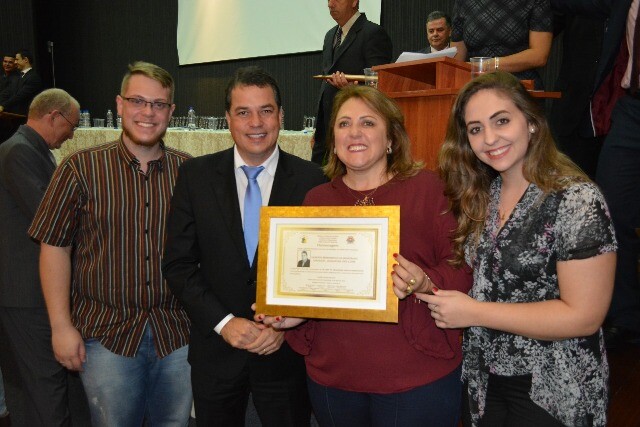 Uma sessão solene promovida pela câmara de vereadores homenageou personalidades que contribuíram para o desenvolvimento do município. Foto: assessoria