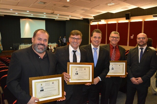 A lista de homenageados incluiu ex-prefeitos, ex-vice-prefeitos e ex-vereadores. Foto: assessoria parlamentar.