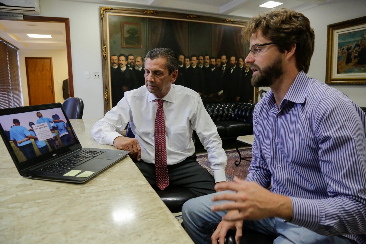 Presidente da Alesc recebe produtores de plataforma educativa colaborativa