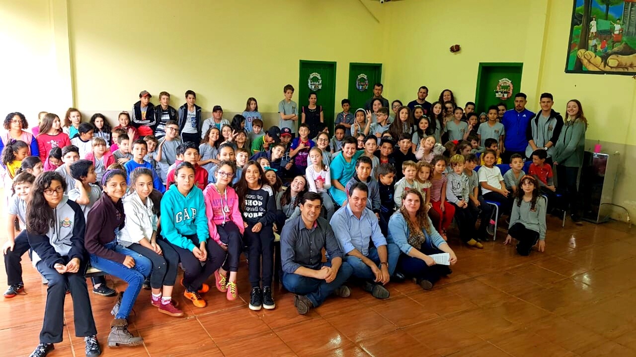 Deputado Rodrigo Minotto, alunos e professores da Escola 30 de Outubro, de Lebon Régis