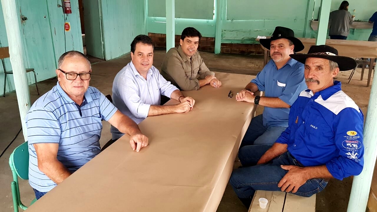 Deputado Rodrigo Minotto e lideranças de Matos Costa