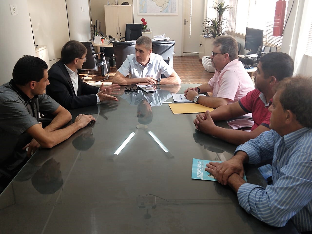 Deputado Neodi Saretta, secretário de Infraestrutura, Carlos Hassler, e lideranças oestinas