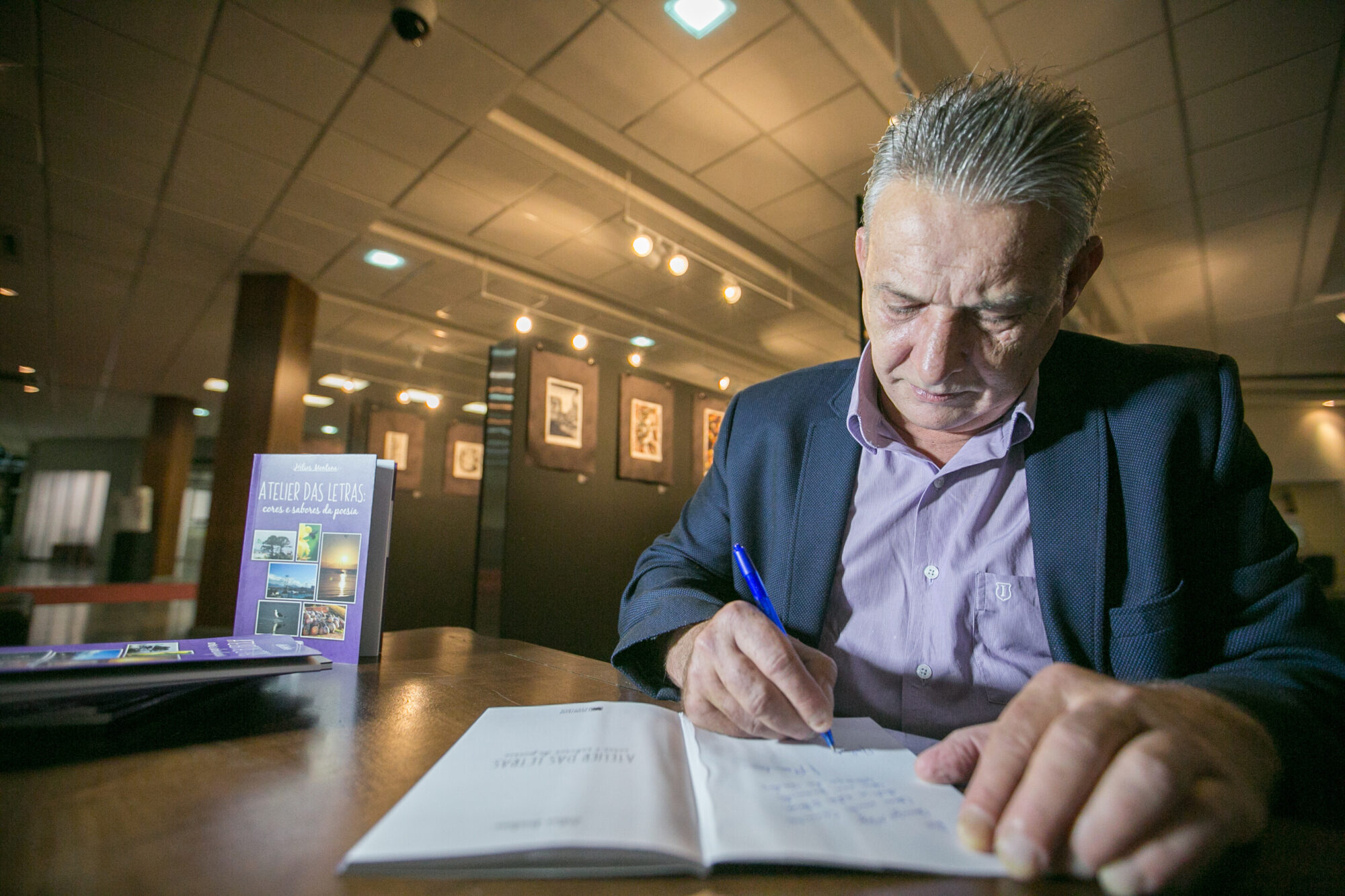 Livro Atelier das Letras – cores e sabores da poesia é lançado na Alesc