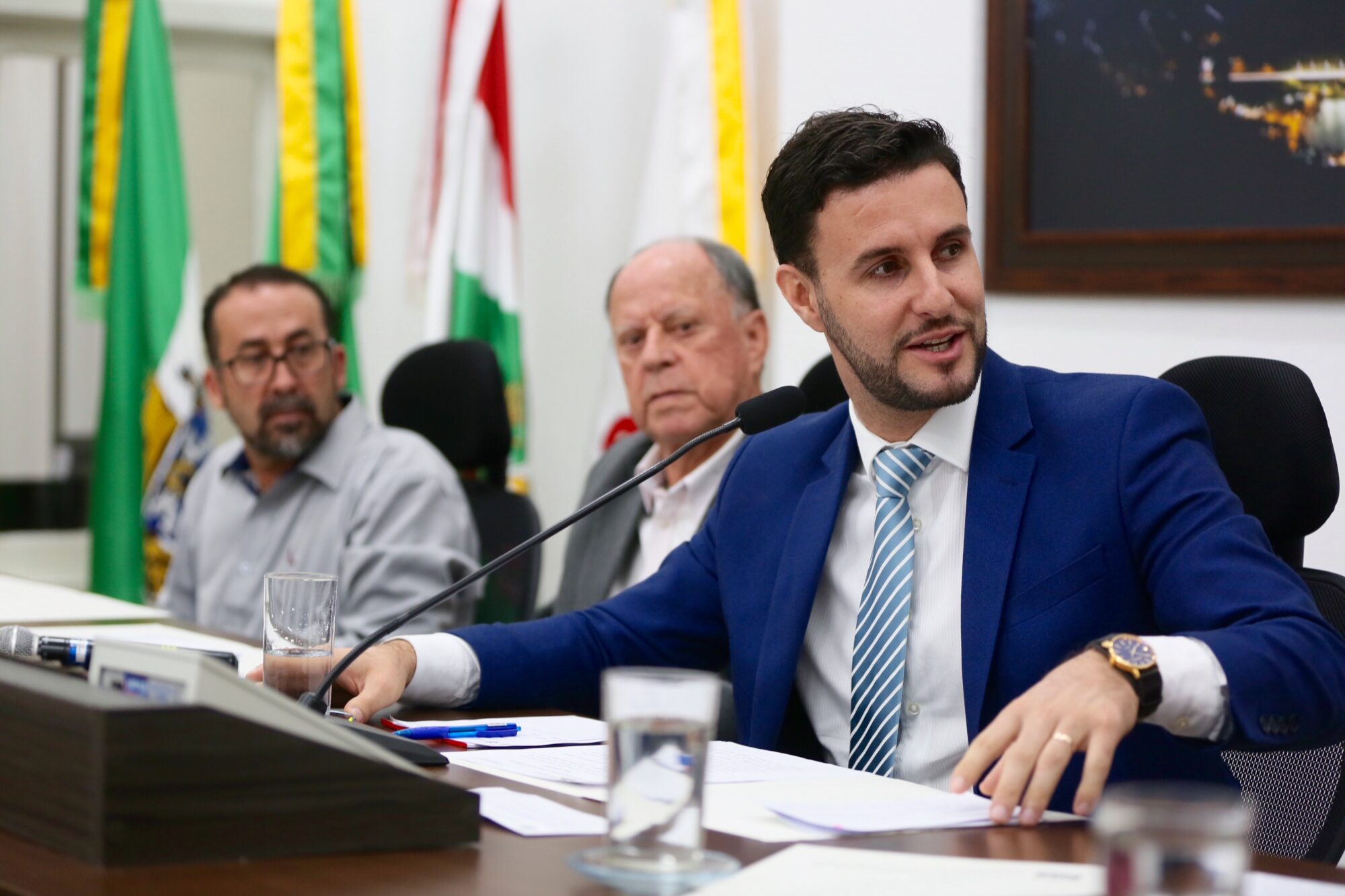 Em primeiro plano, o deputado Felipe Estevão.
