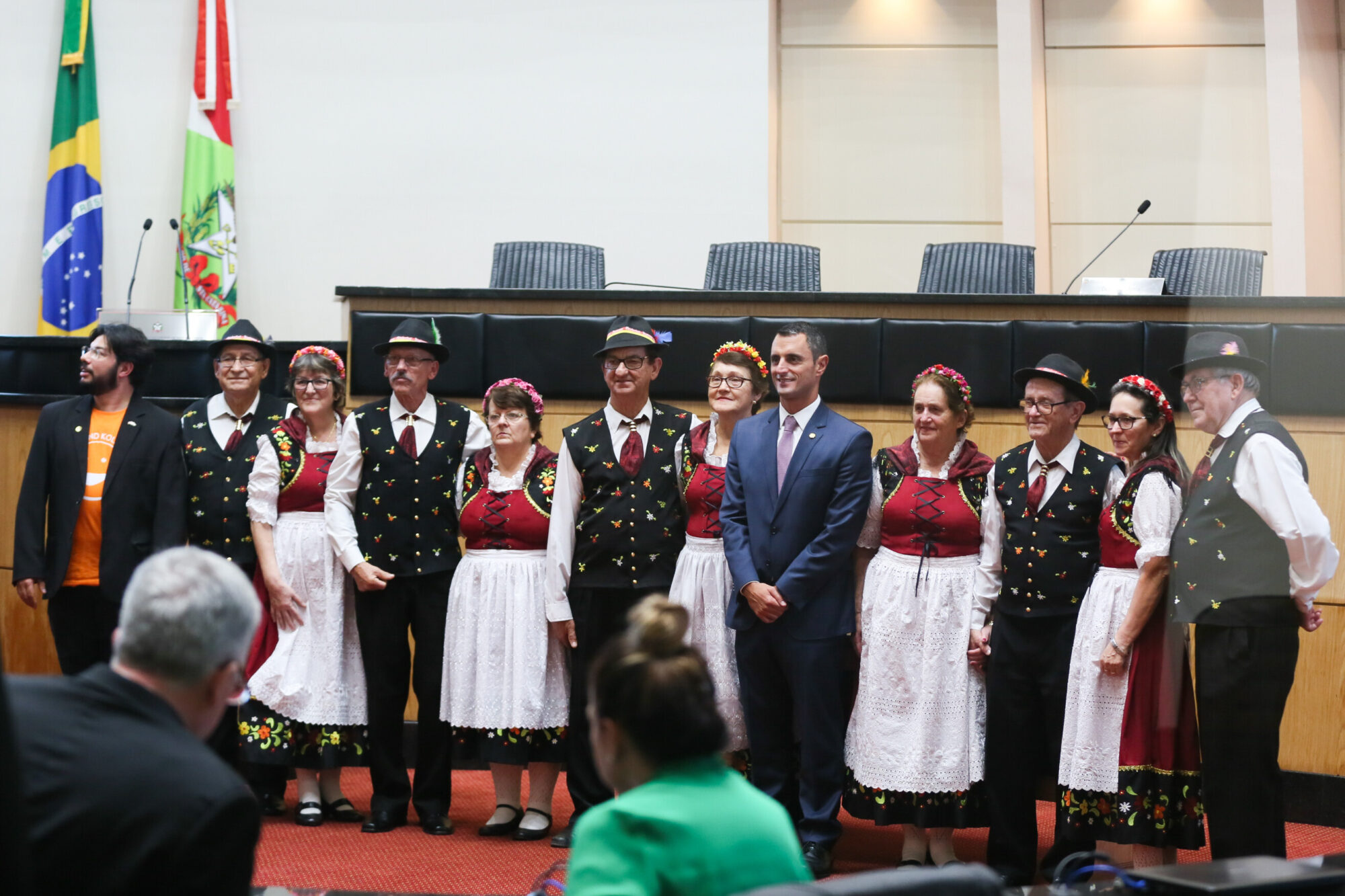 A sessão contou com a participação de grupos folclóricos germânicos.