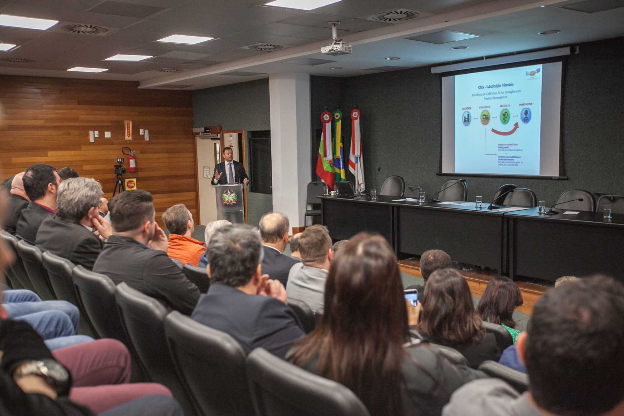 Fórum debate impactos da substituição tributária no preço dos remédios