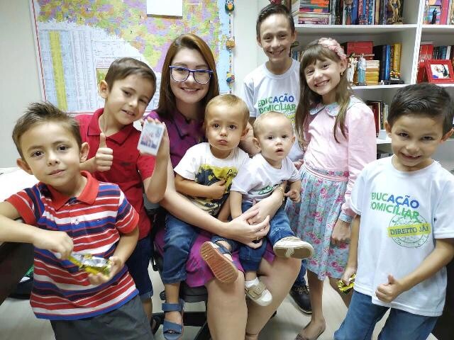 Ana Campagnolo com crianças das famílias homeschoolers em visita ao gabinete. Foto: Assessoria parlamentar.
