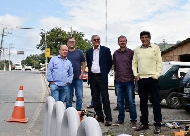 Deputado Silvio Dreveck (no centro, de paletó) visita obra de construção das passarelas na Ponte Irineu Bornhausen, em Ituporanga