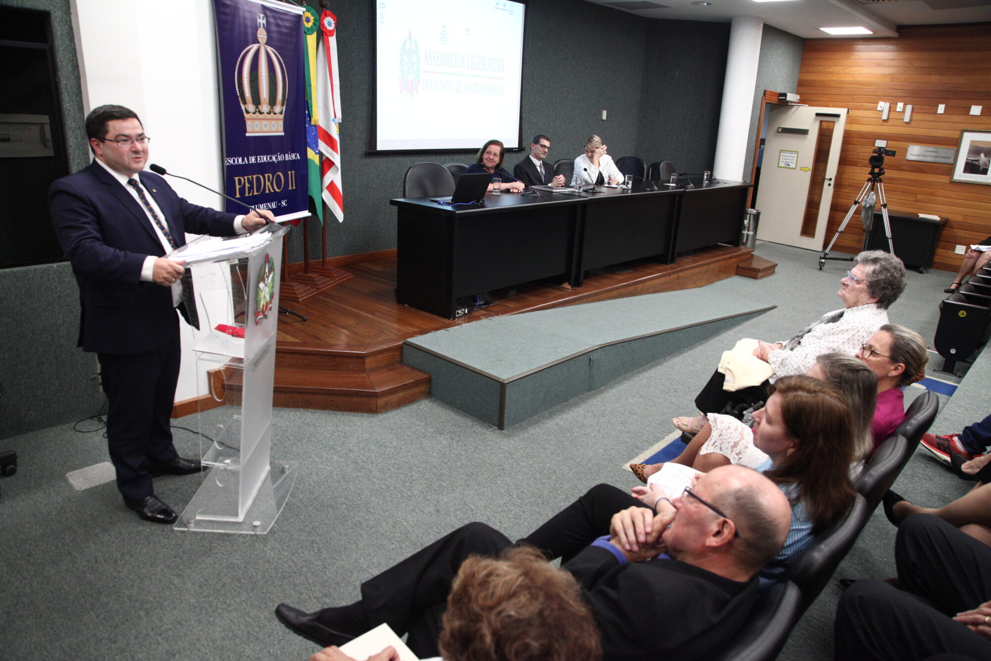 Lideranças políticas, ex-docentes e alunos da instituição discursaram na tribuna.