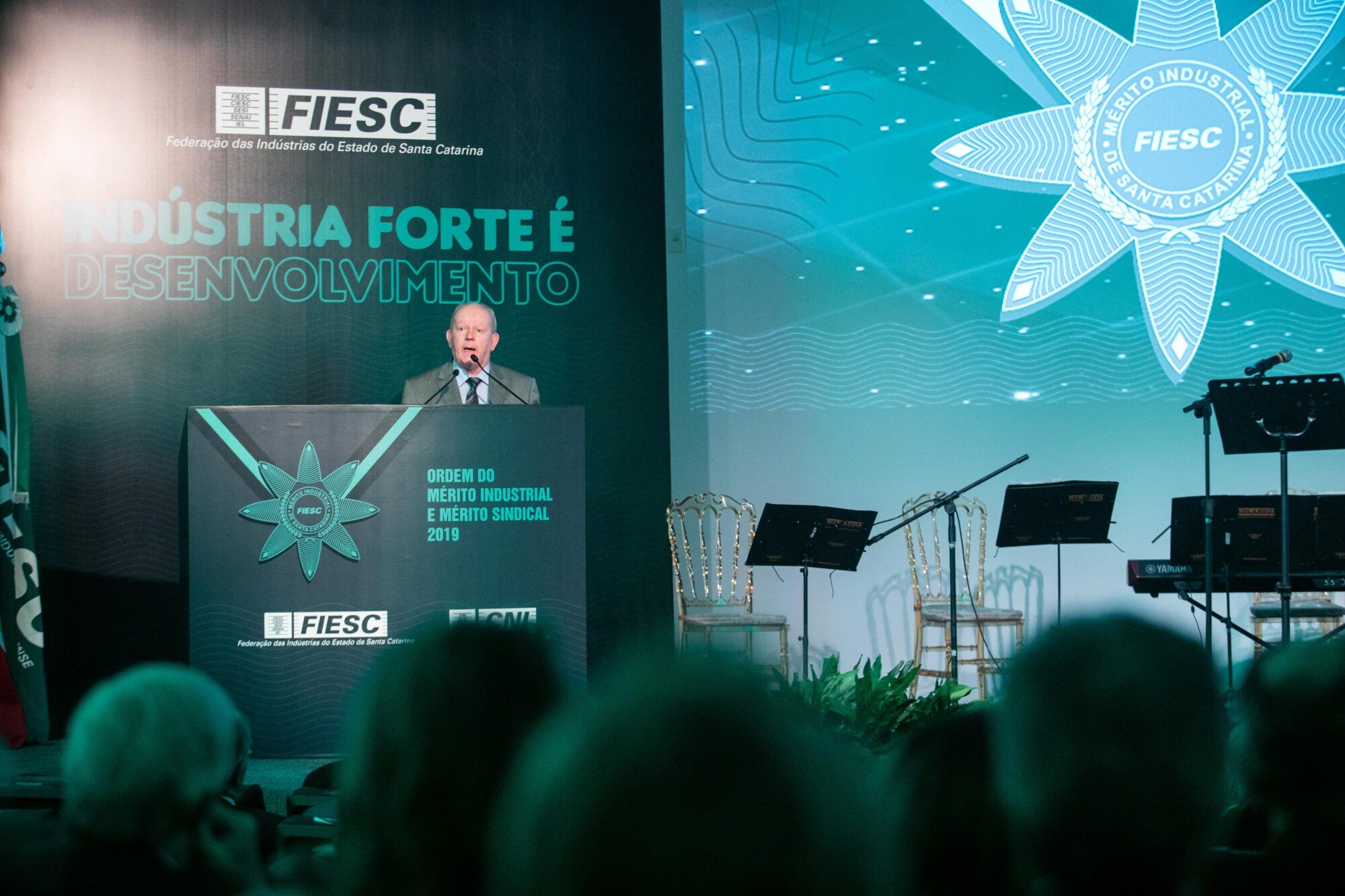 Deputado Marcos Vieira em evento na Fiesc
