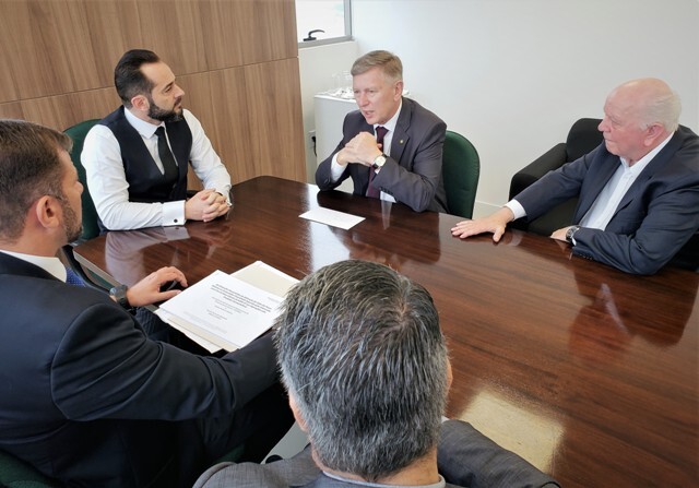 Com representantes de entidades do setor, o deputado Milton Hobus (centro) convidou o chefe do MPSC, Fernando Comin (E), para o evento.
