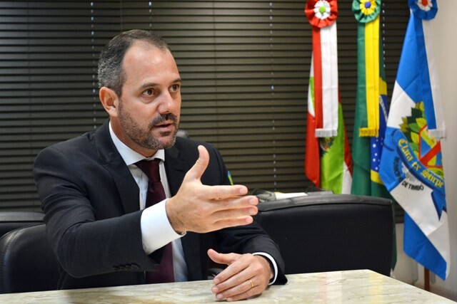 Laércio Schuster foi à tribuna nesta quarta-feira (8) para criticar o governo federal pelos cortes na Educação. Foto: Assessoria parlamentar.