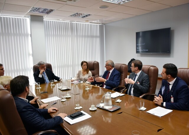 Deputado Silvio Dreveck e lideranças de São Bento do Sul em reunião com o desembargador Rodrigo Collaço