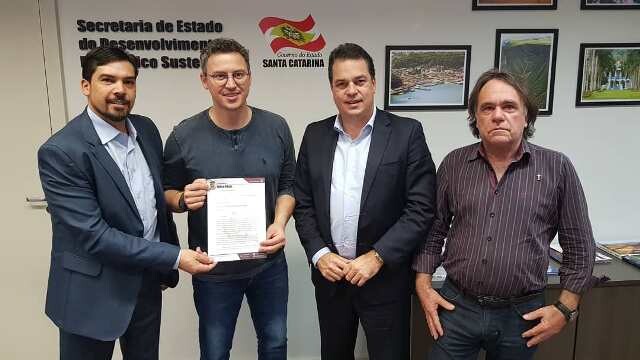 Rodrigo Minotto busca recursos junto ao governo do Estado para viabilizar um distrito industrial para Lebon Régis. Foto: Assessoria parlamentar.