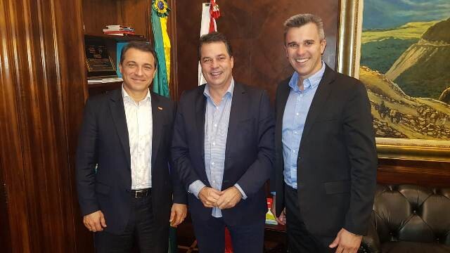 Governador Carlos Moisés, deputado Rodrigo Minotto e o secretário de Estado da Casa Civil, Douglas Borba. Foto: Assessoria parlamentar.