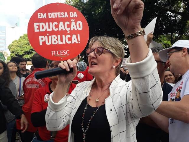 Luciane Carminatti participou de ato nas ruas da Capital. Foto: Divulgação.