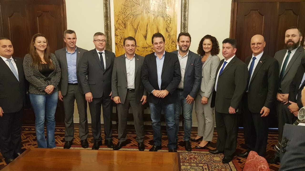 Deputado Rodrigo Minotto, parlamentares, dirigentes de universidades e o governador Carlos Moisés