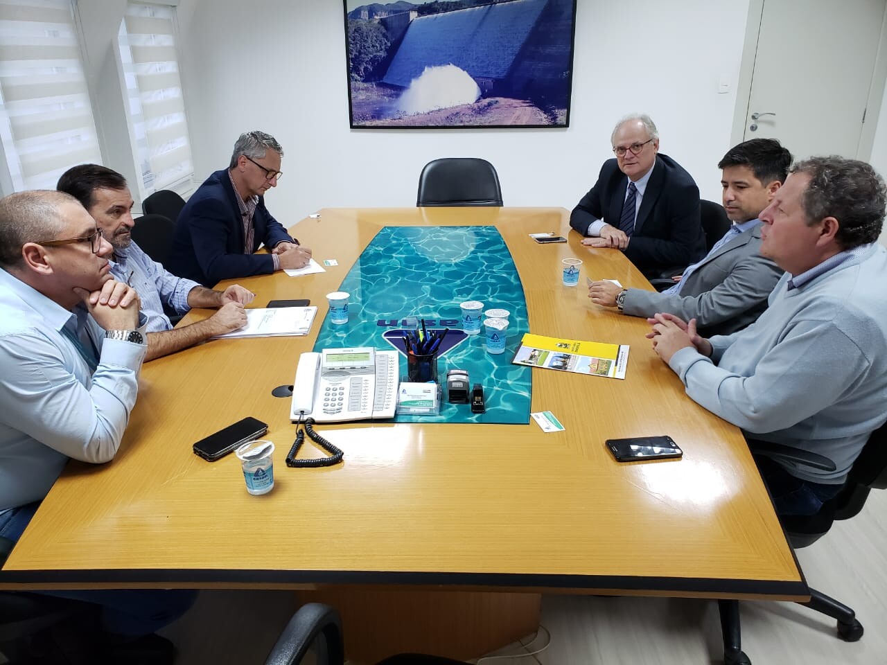 Deputado Dr. Vicente e prefeito Juliano Pozzi Pereira em reunião na Casan FOTO : Divulgação
