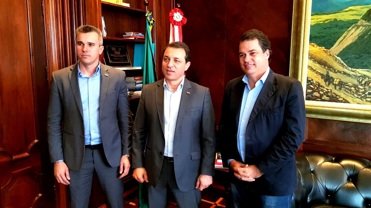 Deputado Rodrigo Minotto, governador Carlos Moisés e secretário Douglas Borba