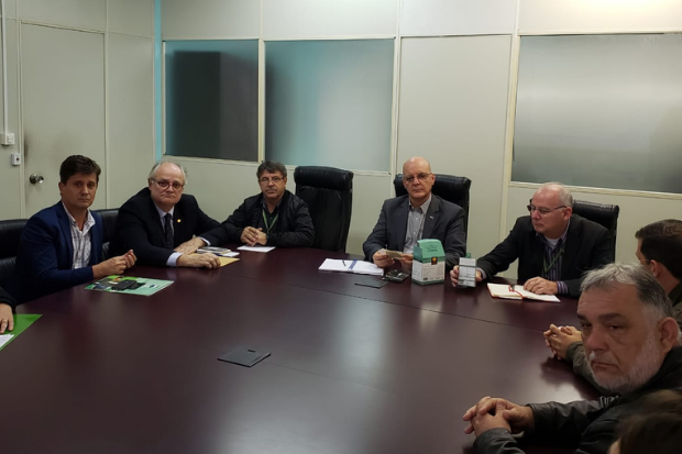 Deputado Dr. Vicente em reunião na Secretaria de Estado da Educação FOTO: Divulgação