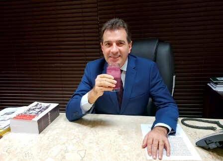 Valdir Cobalchini protocolou projeto que propõe a inclusão de sucos naturais na merenda escolar. Foto: Assessoria parlamentar.