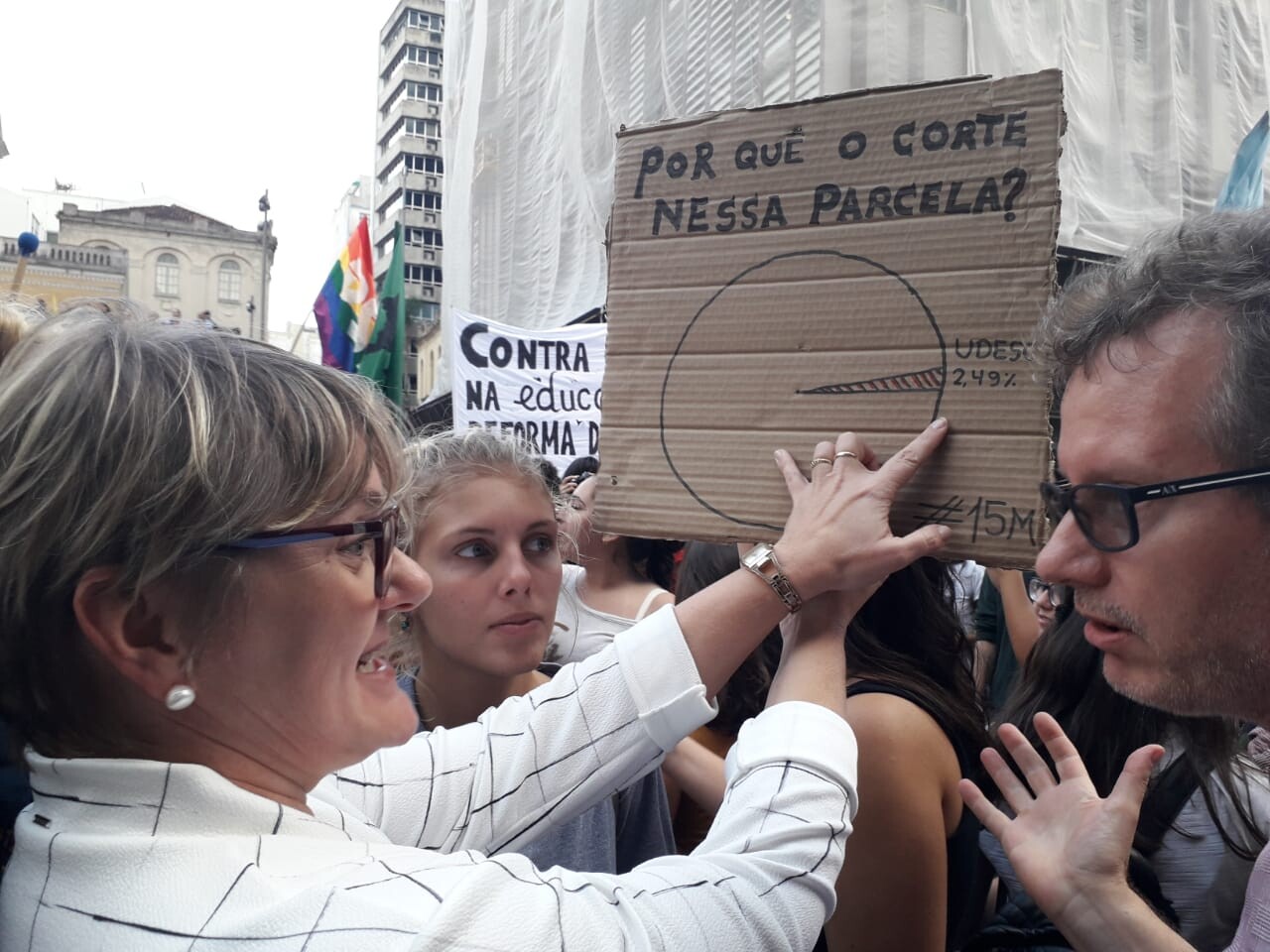Deputada Luciane Carminatti na manifestação de 15 de maio