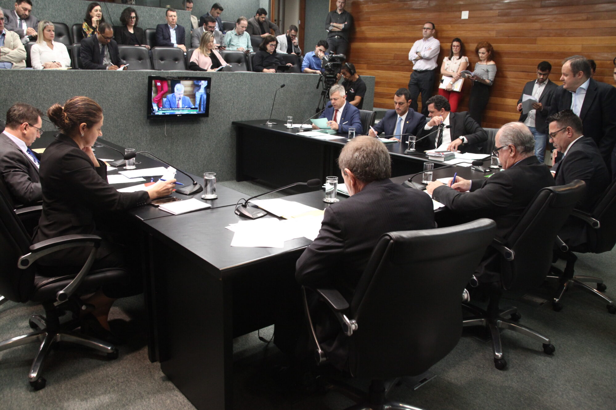 CCJ admite PL que amplia o rol de produtos vendidos em farmácias