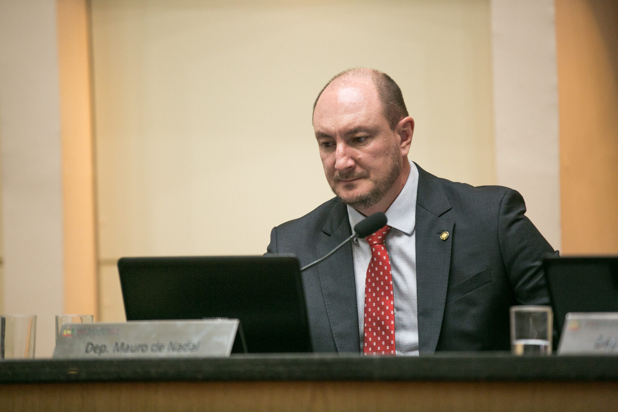 Deputados aprovam criação de carteira para identificação do autista