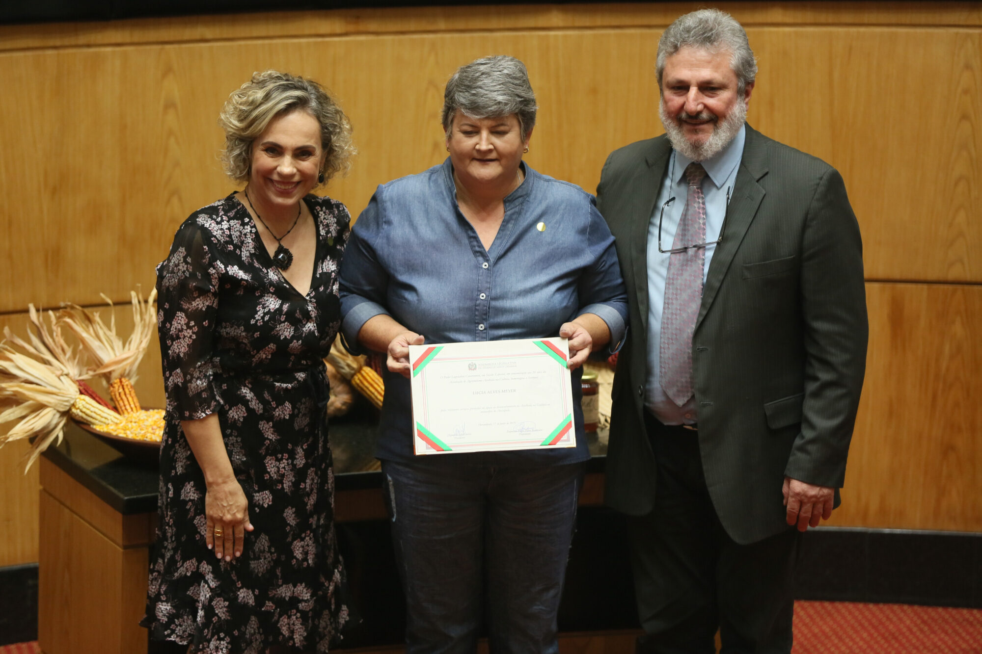 Durante a sessão foram homenageadas pessoas ligadas à Acolhida na Colônia.
