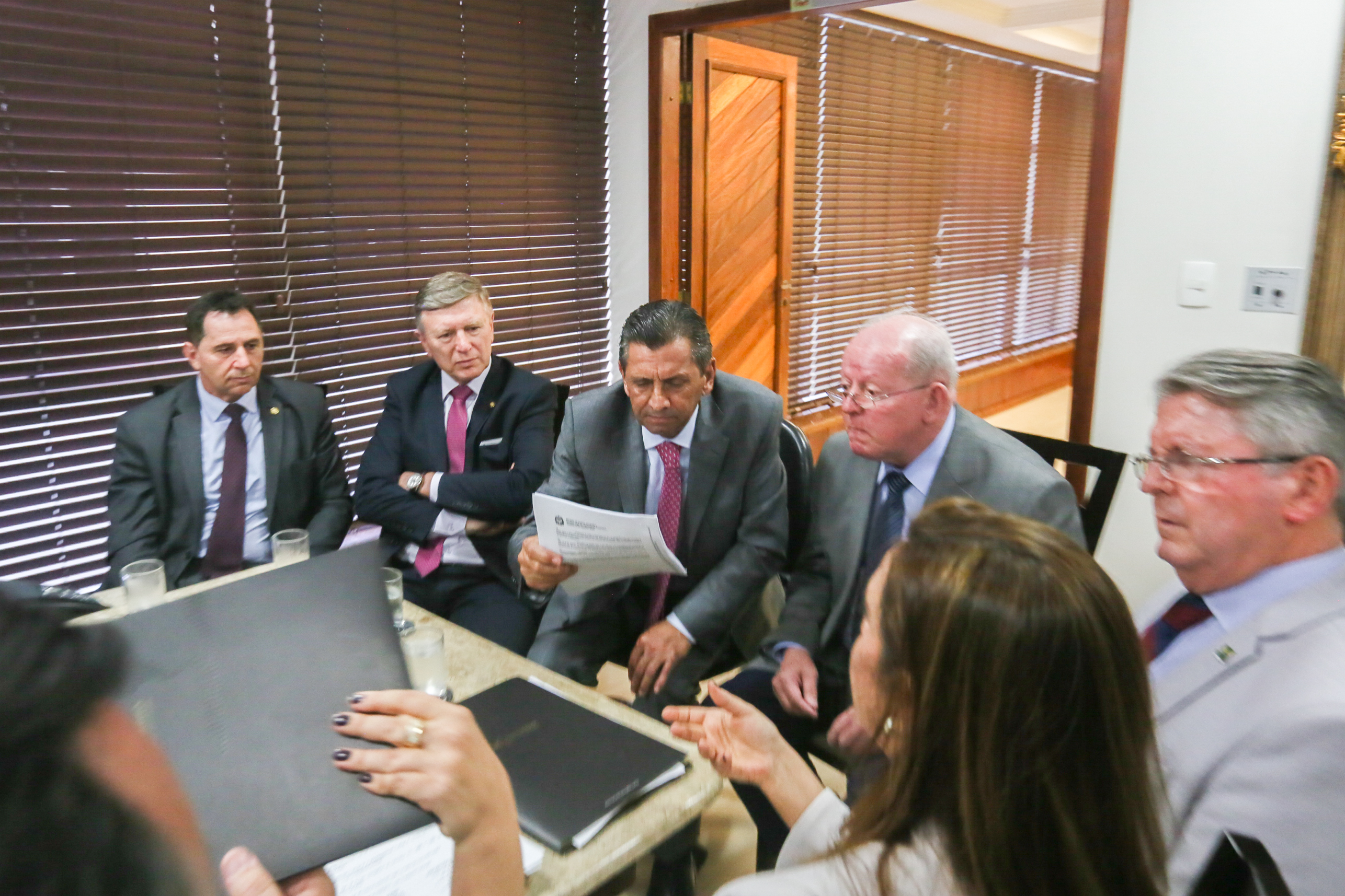 PRESIDÊNCIA – Presidente Julio Garcia Recebe Comitiva de Representantes da Indústria e Comércio