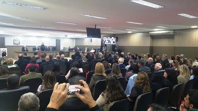 Cerca de 200 pessoas lotaram o auditório da Câmara de Vereadores de Curitibanos para acompanhar a solenidade.