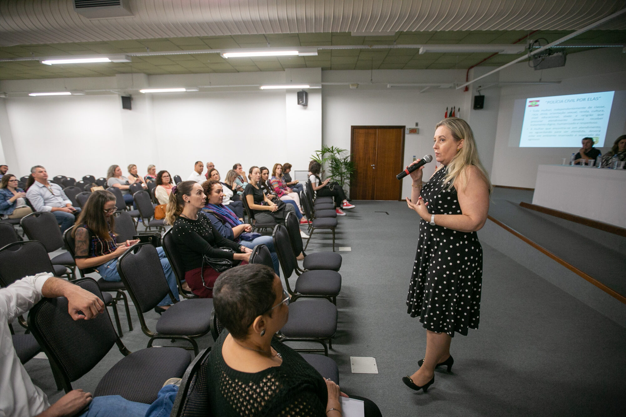Tristeza e esperança marcam audiência pública sobre violência contra mulheres