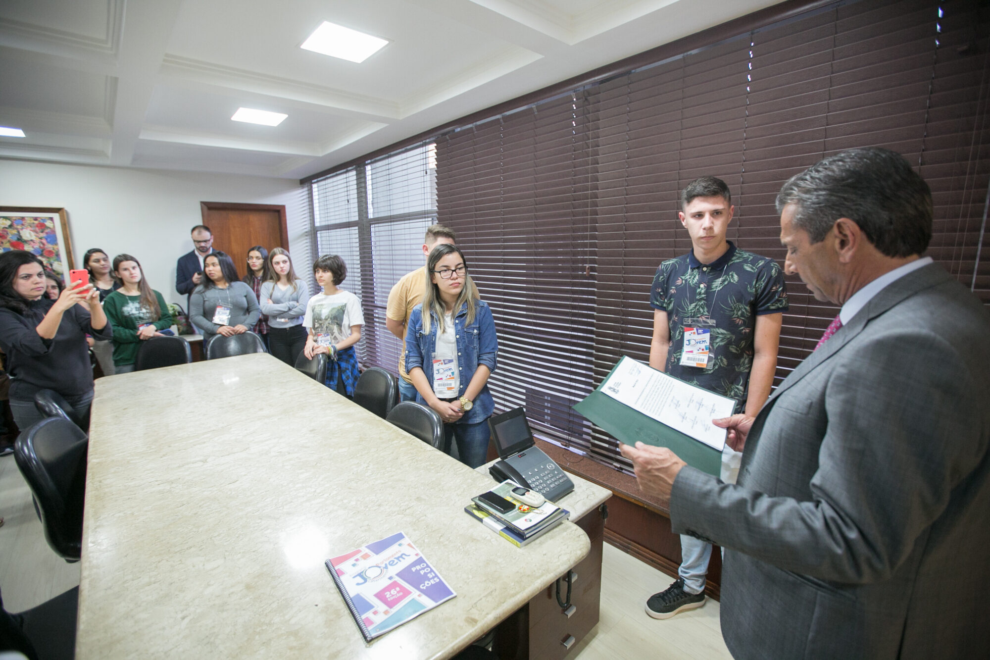 Jovens deputados entregam propostas ao presidente da Assembleia