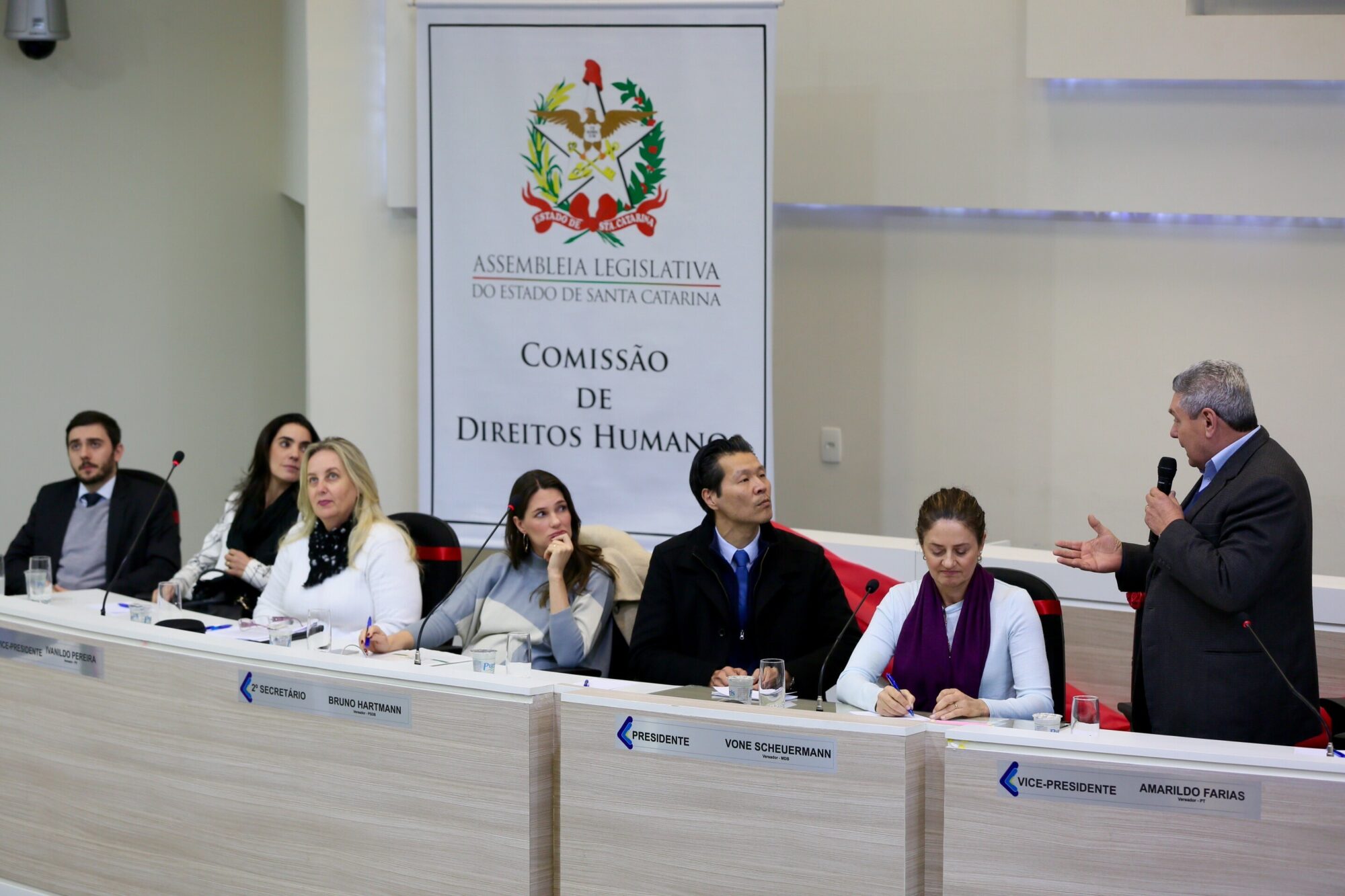 Prefeito Antônio Ceron (ao microfone) reconheceu que Lages tem uma das mais altas taxas de violência doméstica no estado e falou sobre medidas tomadas