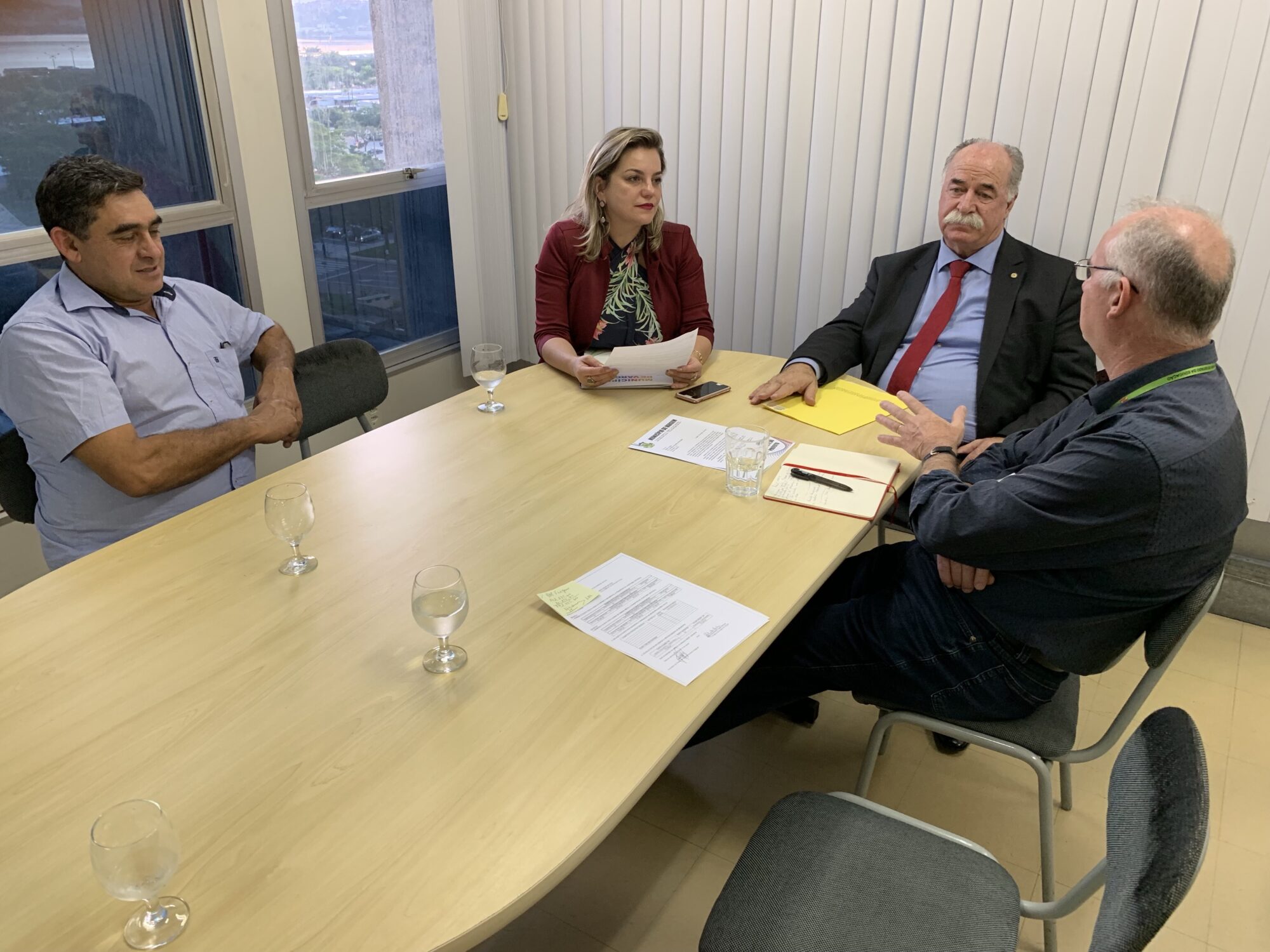 Deputado Romildo Titon e lideranças políticas de Vargem em reunião na Secretaria de Estado da Educação