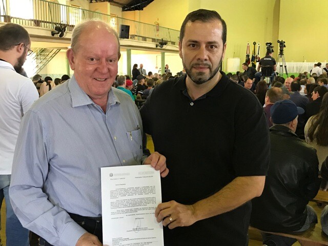 Deputado Marcos Vieira entrega ofício a Alexandre Fagundes, presidente do Conselho das Secretarias Municipais de Saúde de Santa Catarina. Foto: assess