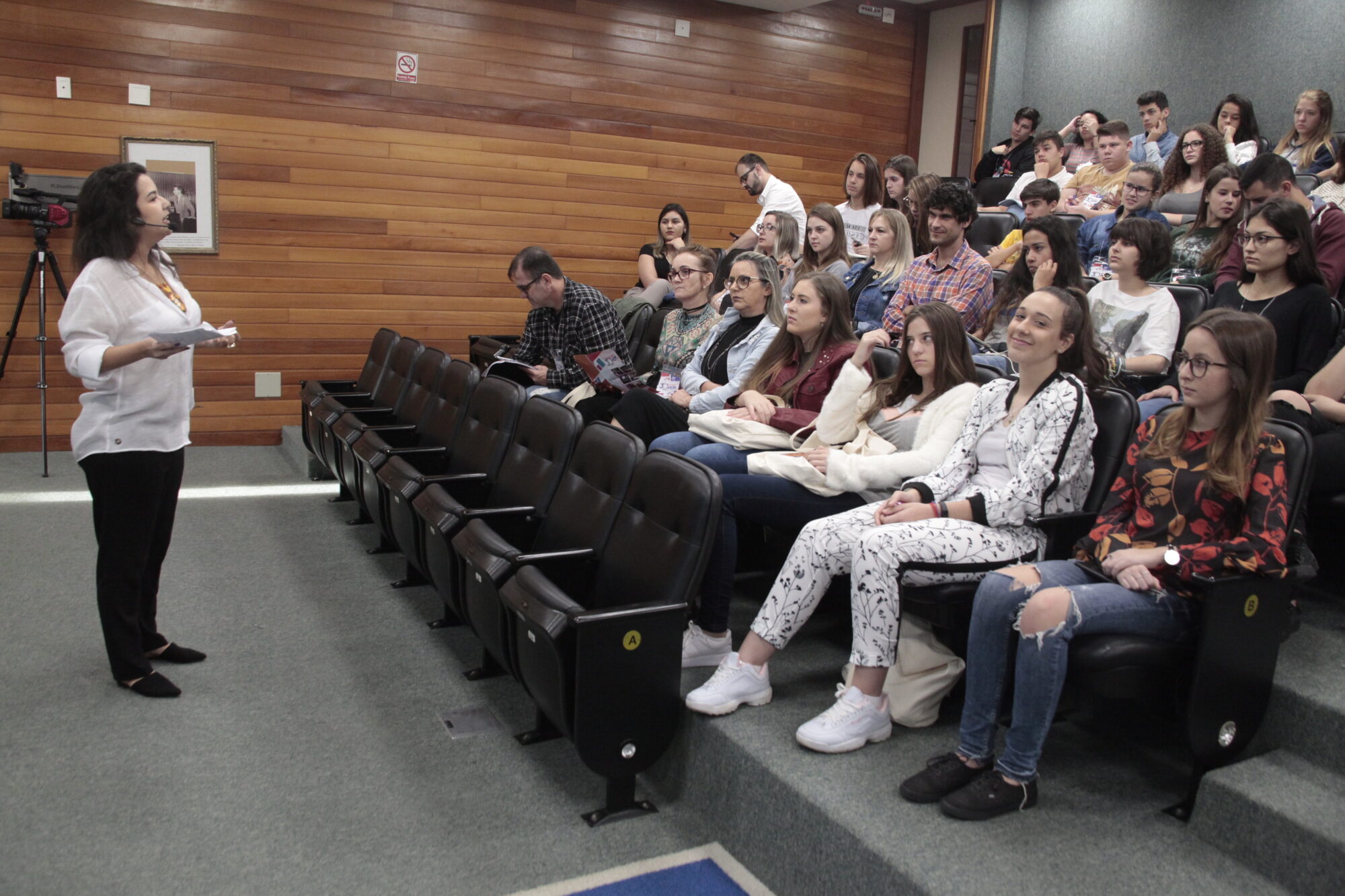 Jovens deputados aprendem sobre instrumentos de transparência na política