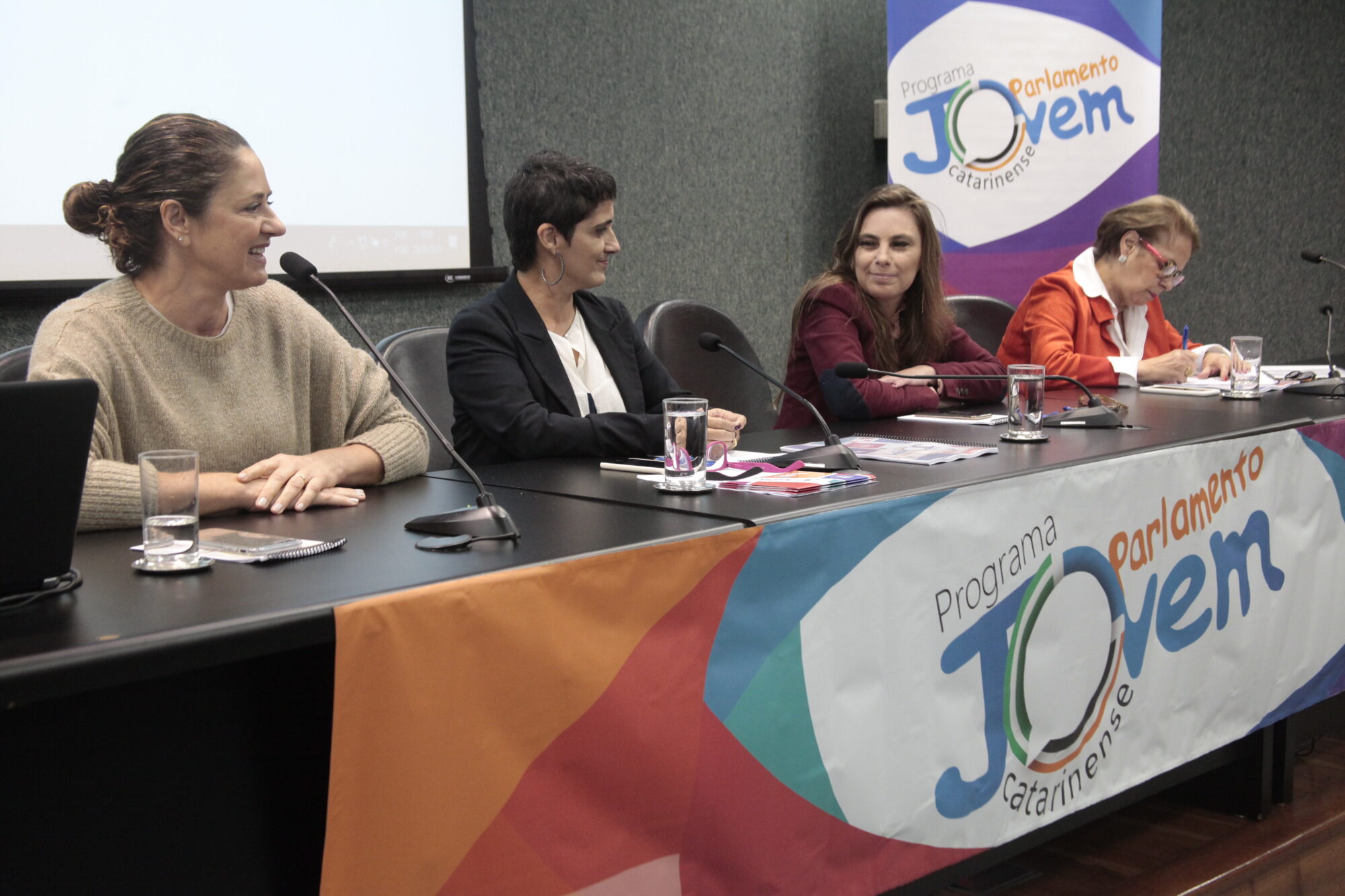 No Parlamento Jovem, deputadas falam sobre participação na política