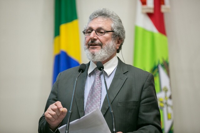 Parlamentar também propõe revisão de isenção tributária de produtos que causam danos sociais e ambientais em SC e no Brasil.