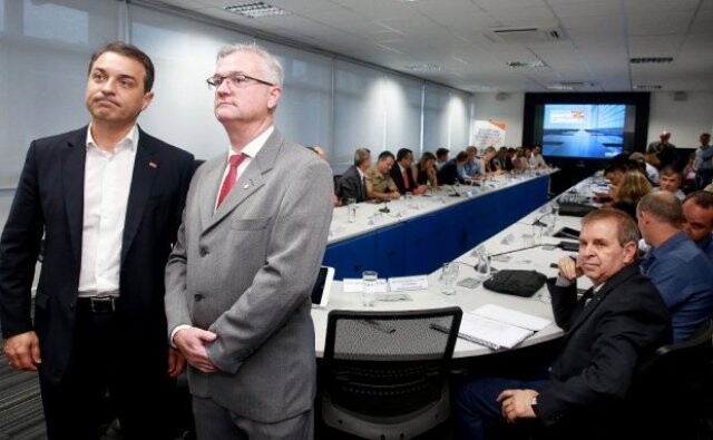 Governador Carlos Moisés com o delegado-geral da Policia Civil, Paulo Koerich. Foto: Julio Cavalheiro/Secom-SC.