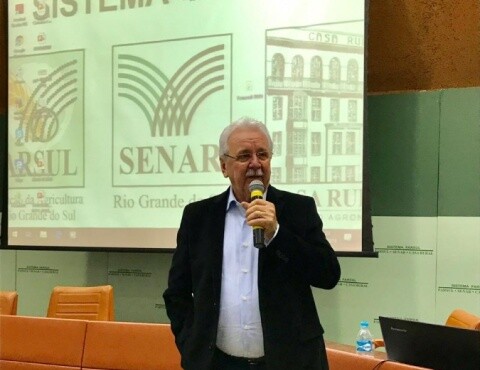 Sopelsa representa Alesc em debate sobre Normativas do Leite, em Porto Alegre