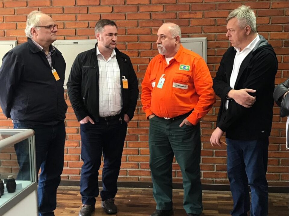 Deputados Dr. Vicente e Fabiano da Luz na unidade industrial no PR