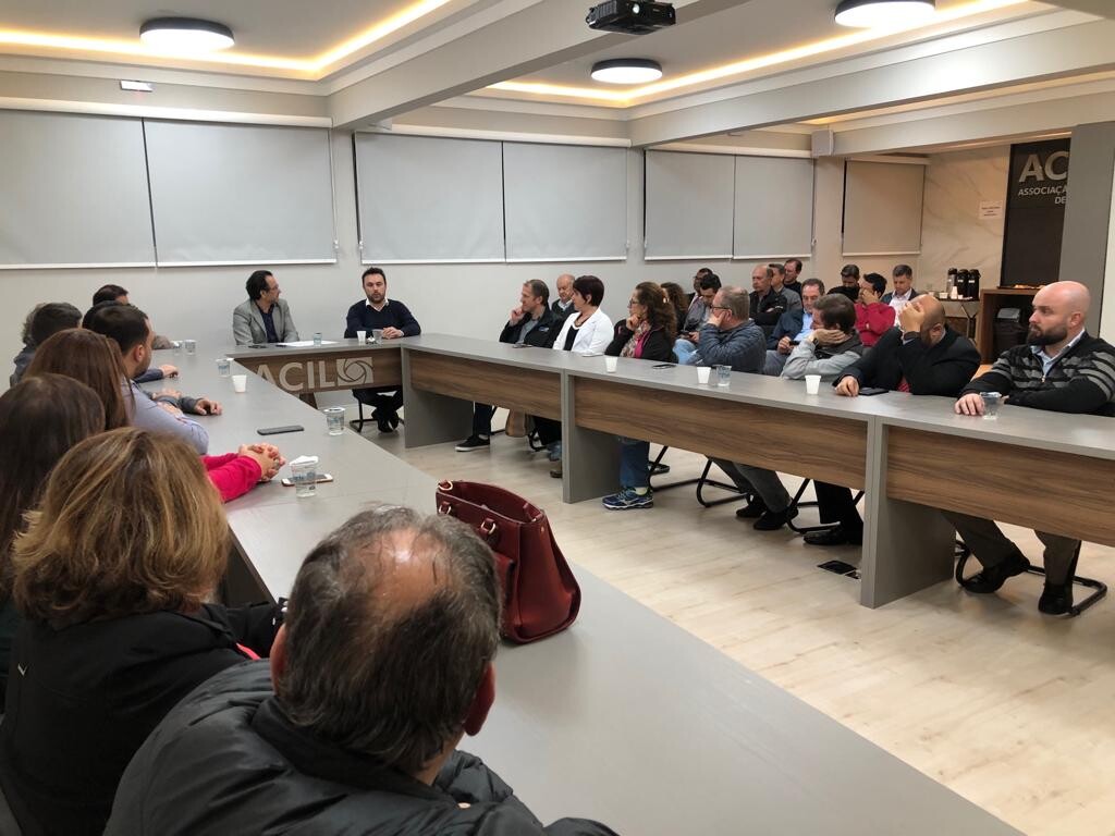 Deputado Marcius Machado em reunião na Acil