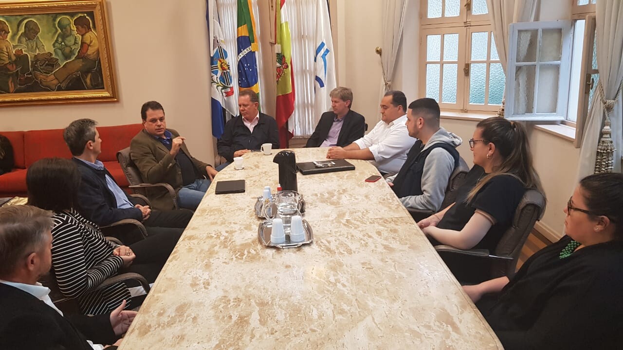 Deputado Rodrigo Minotto em visita à Unisul, em Tubarão